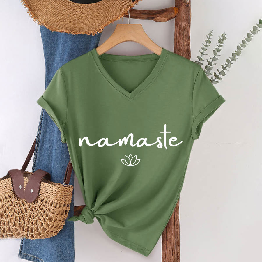 T-shirt Olivenorma à col en V pour femme, motif lotus zen, contour simple et cursif Namaste - Vert olive - 2XL - image 1
