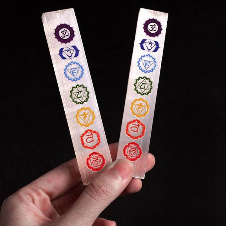 Baguette en cristal de sélénite Olivenorma, gravée des chakras colorés - image 4