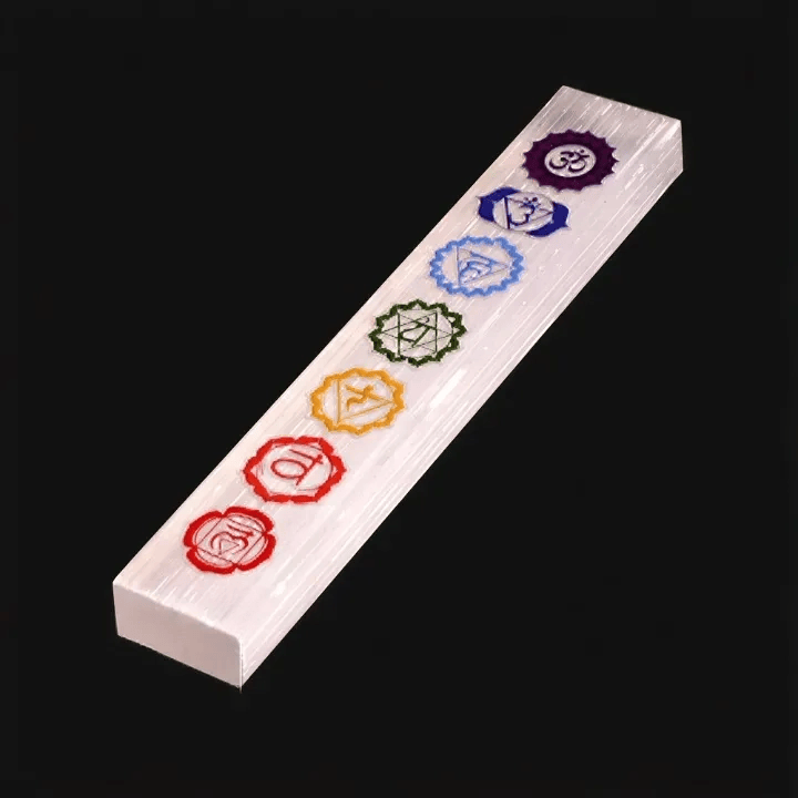 Baguette en cristal de sélénite Olivenorma, gravée des chakras colorés - image 5