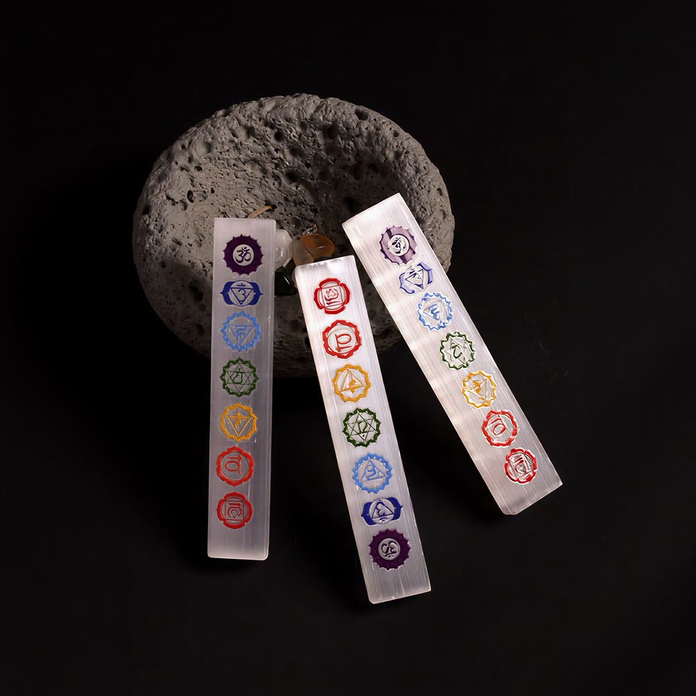 Baguette en cristal de sélénite Olivenorma, gravée des chakras colorés - image 2