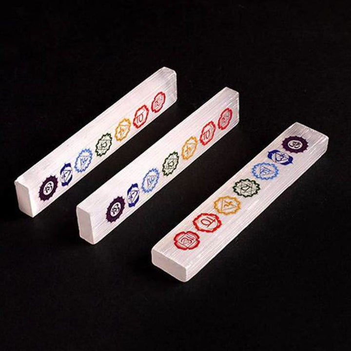 Baguette en cristal de sélénite Olivenorma, gravée des chakras colorés - image 3