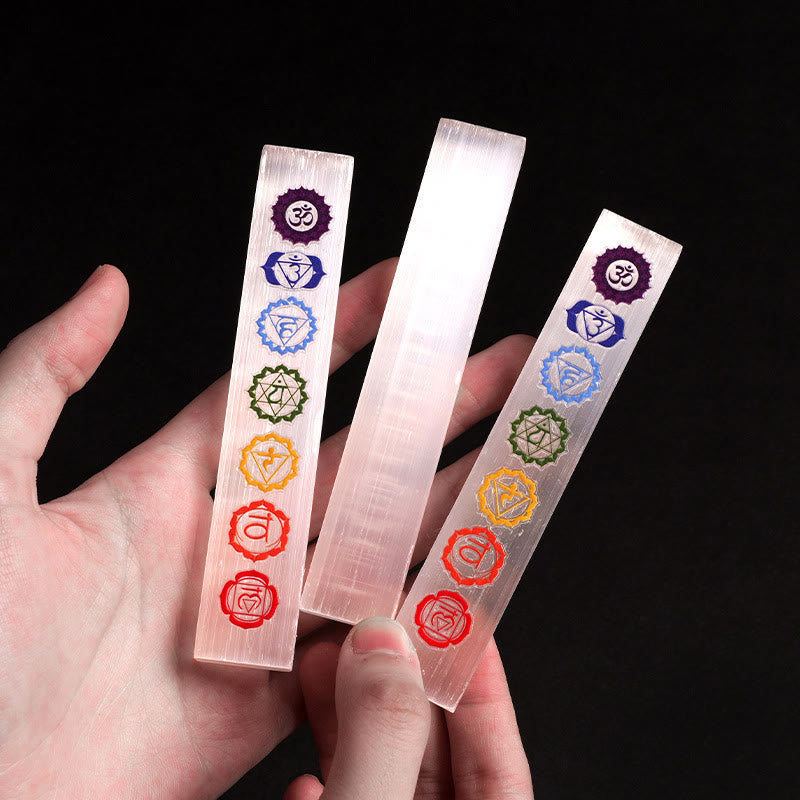 Baguette en cristal de sélénite Olivenorma, gravée des chakras colorés - Cristal - image 0