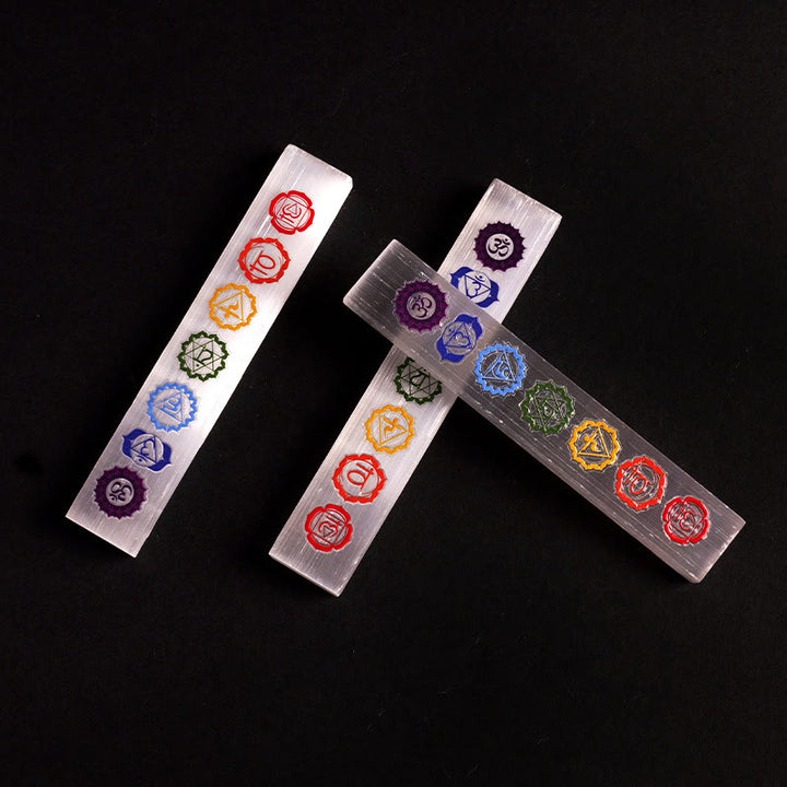 Baguette en cristal de sélénite Olivenorma, gravée des chakras colorés - image 1