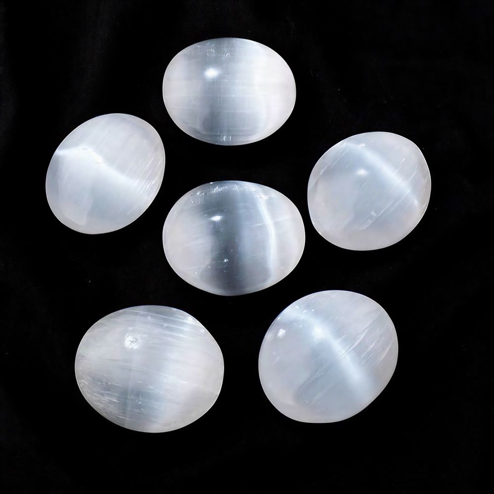 Œuf de cristal de sélénite ovale lisse et naturel Olivenorma - image 1