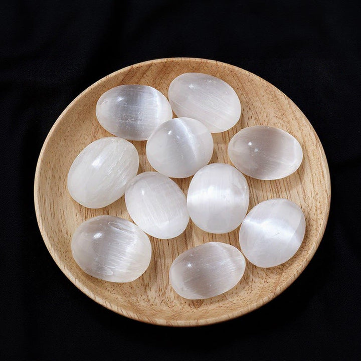 Œuf de cristal de sélénite ovale lisse et naturel Olivenorma - Sélénite claire - 6,5-7 cm / 2,56-2,76 pouces - image 0
