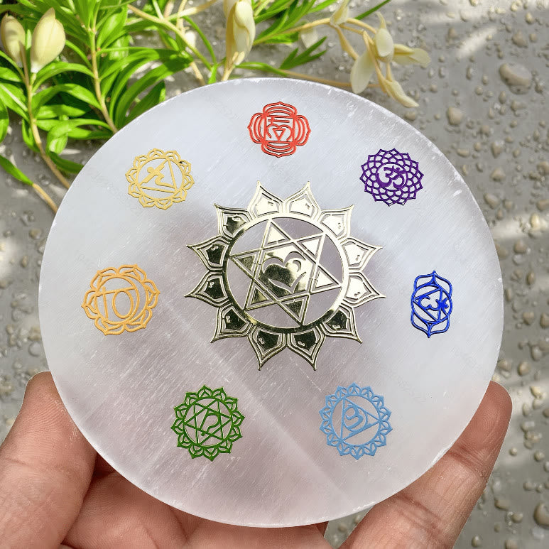 Plaque de recharge en sélénite gravée des 7 symboles des chakras Olivenorma - 7 symboles des chakras : étoile, cœur, lotus - 10 x 10 cm / 3,94 x 3,94 pouces - image 0