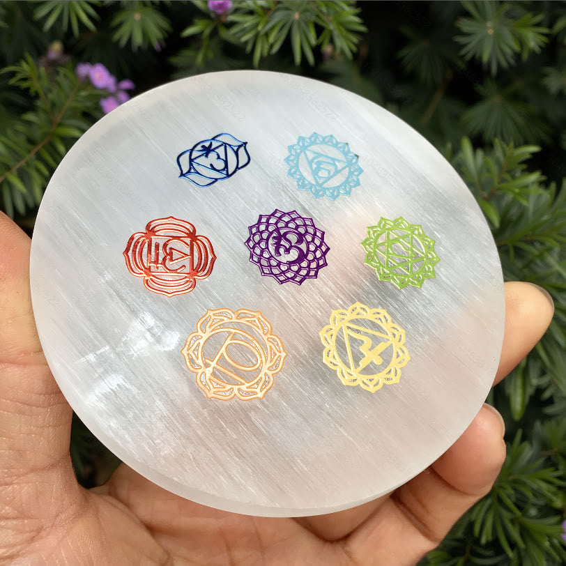 Plaque de recharge en sélénite gravée des 7 symboles des chakras Olivenorma - 7 symboles des chakras - 8 x 8 cm / 3,15 x 3,15 pouces - image 3