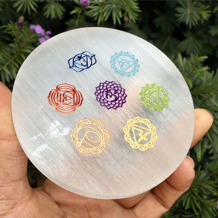 Plaque de recharge en sélénite gravée des 7 symboles des chakras Olivenorma - 7 symboles des chakras - 8 x 8 cm / 3,15 x 3,15 pouces - image 3