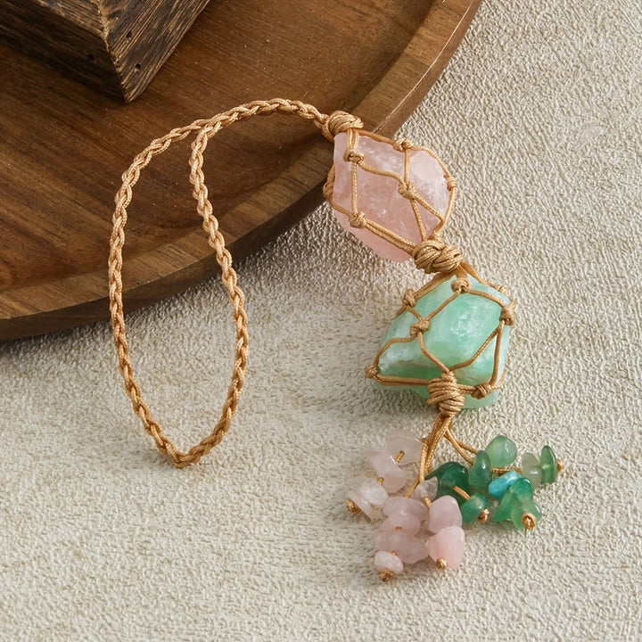 Pochette Olivenorma en filet tissé à la main avec pendentif en cristal naturel brut, accessoire de voiture, breloque pour sac, ornement - Quartz rose et aventurine verte - image 0