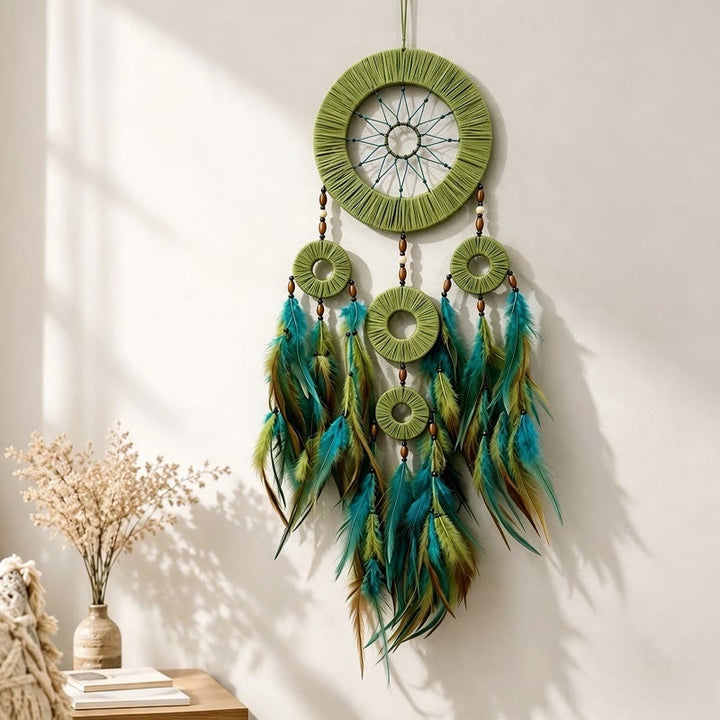 Attrape-rêves Olivenorma en cerceaux tissés, plumes colorées et perles de bois, tissé à la main, symbole de la nature - Vert - image 0
