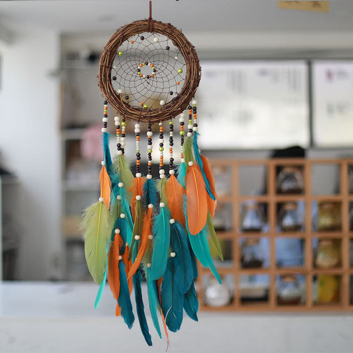 Attrape-rêves Olivenorma en rotin, plumes et perles mélangées, style bohème, symbole de la nature - Cerceau en rotin, plumes et perles mélangées - image 0