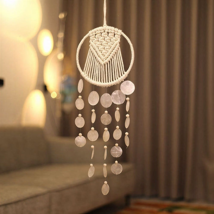 Attrape-rêves Olivenorma en macramé de coquillages, avec cercles en fer et ficelles en coton - image 1