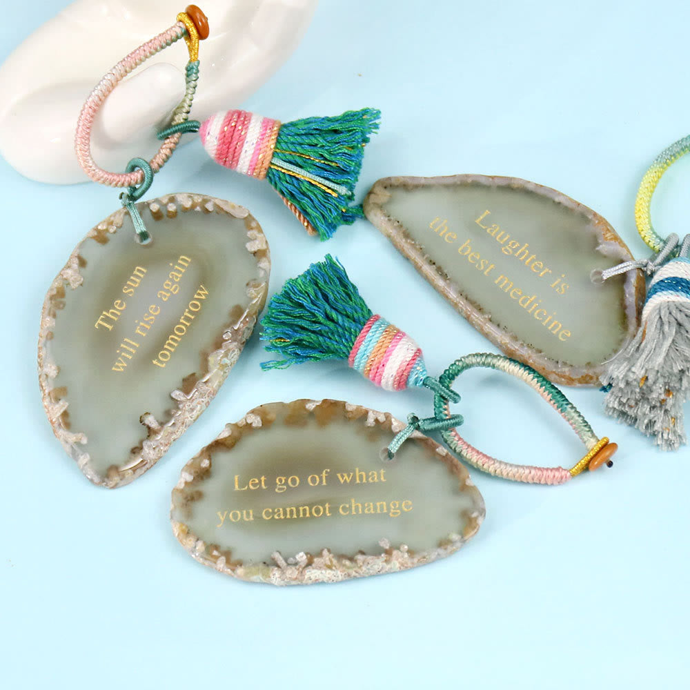 Porte-clés Olivenorma en agate naturelle gravée d'une tranche d'agate inspirante avec pompon et affirmation positive - image 3