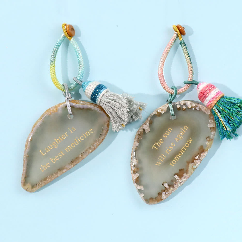Porte-clés Olivenorma en agate naturelle gravée d'une tranche d'agate inspirante avec pompon et affirmation positive - image 2