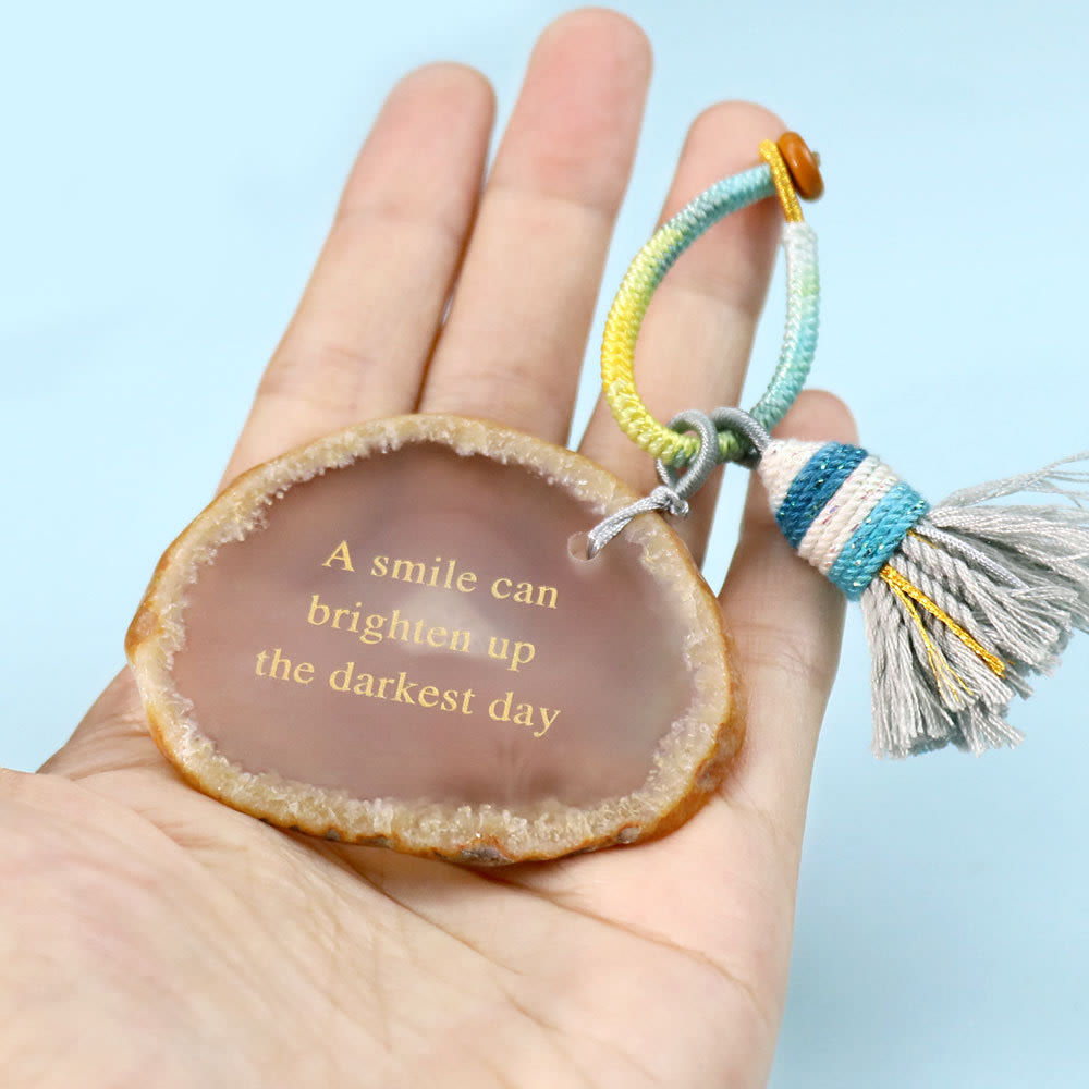 Porte-clés Olivenorma en agate naturelle gravée d'une tranche d'agate inspirante avec pompon et affirmation positive - image 1