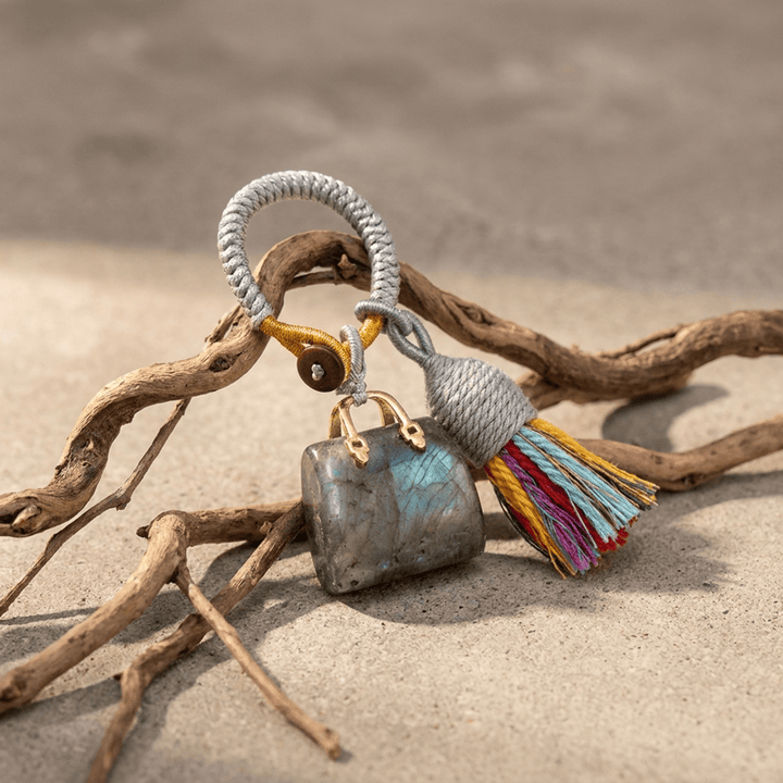 Porte-clés Olivenorma en cristal naturel, en forme de sac à main, avec pompon tressé et symbole de prospérité - Labradorite - image 16