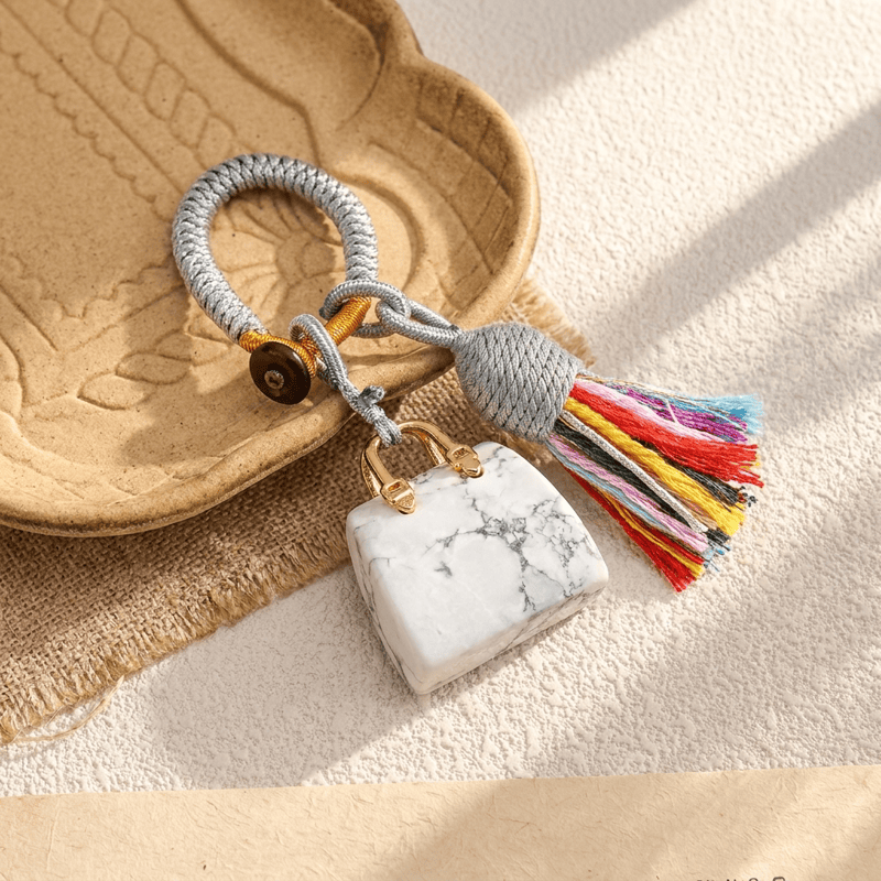 Porte-clés Olivenorma en cristal naturel, en forme de sac à main, avec pompon tressé et symbole de prospérité - Turquoise blanche - image 20