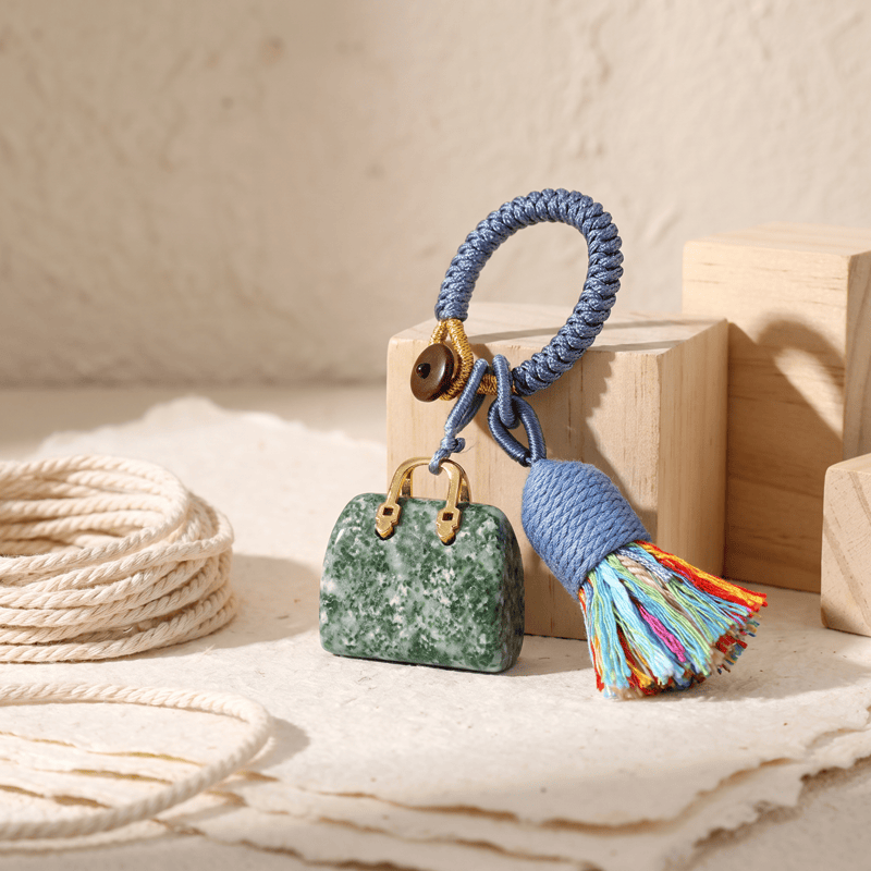 Porte-clés Olivenorma en cristal naturel, en forme de sac à main, avec pompon tressé et symbole de prospérité - Jade de l'herbe verte - image 29