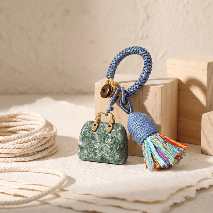 Porte-clés Olivenorma en cristal naturel, en forme de sac à main, avec pompon tressé et symbole de prospérité - Jade de l'herbe verte - image 29