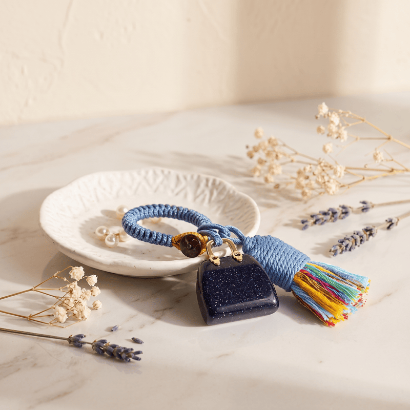 Porte-clés Olivenorma en cristal naturel, en forme de sac à main, avec pompon tressé et symbole de prospérité - pierre de soleil bleue synthétique - image 41