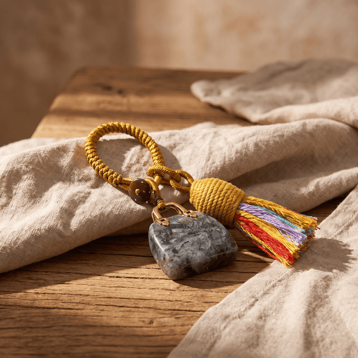 Porte-clés Olivenorma en cristal naturel, en forme de sac à main, avec pompon tressé et symbole de prospérité - Larvikite - image 23