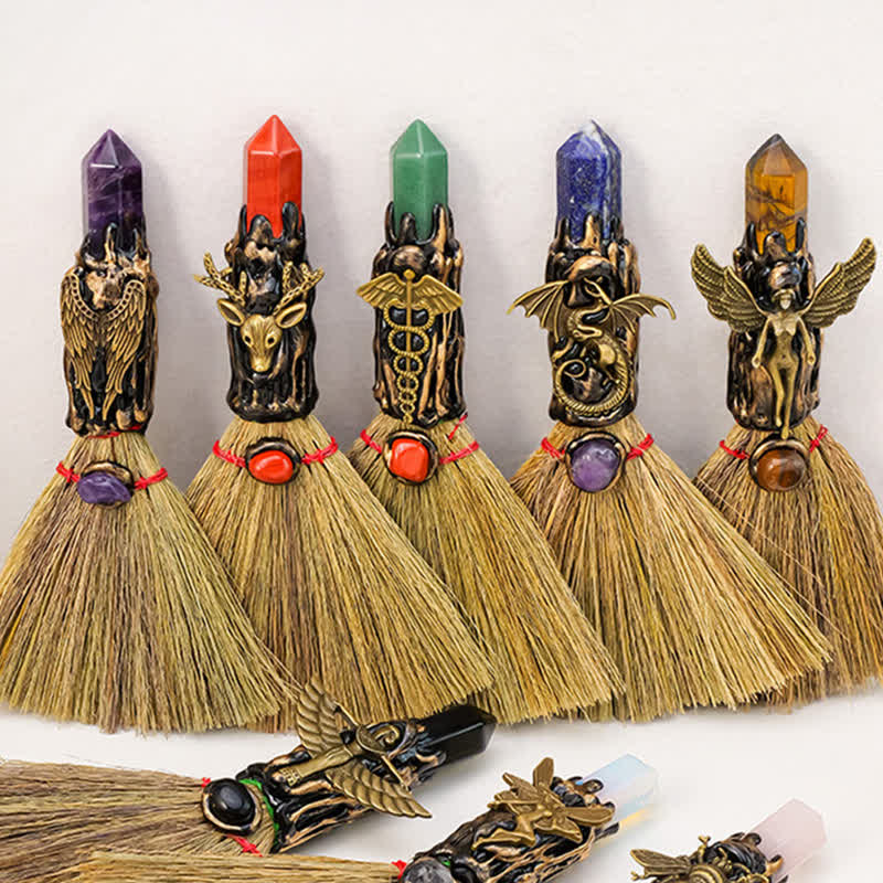 Balai miniature Olivenorma multicolore en pierres précieuses, design artisanal, symbole de bénédiction - image 1