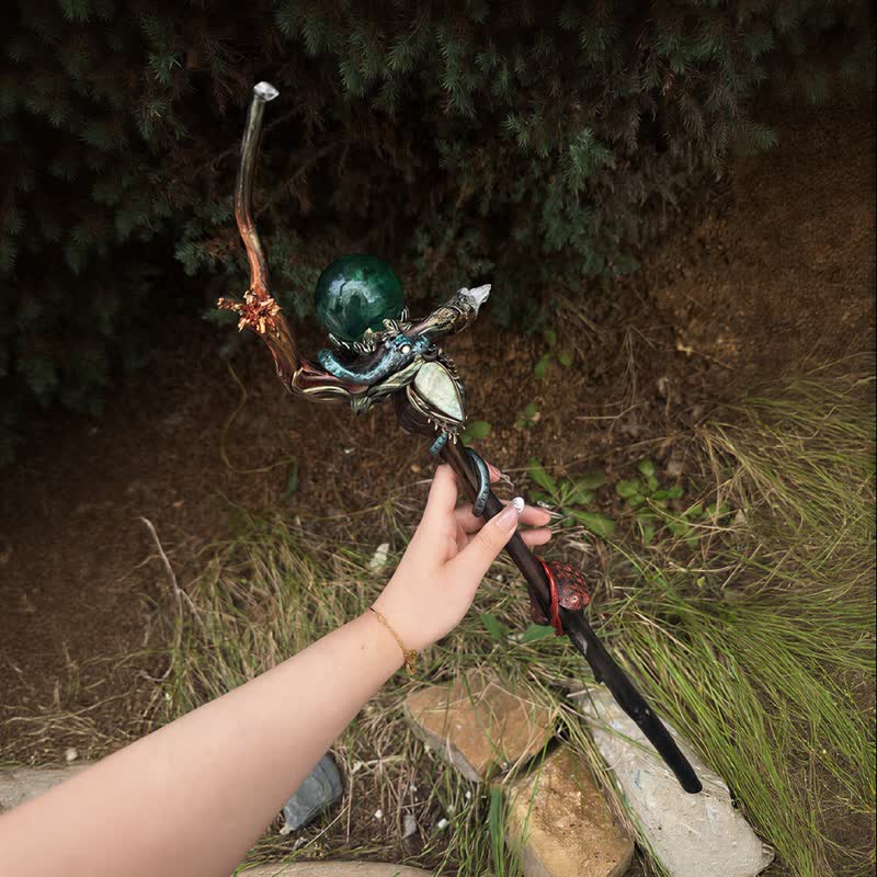 Baguette de cristal Olivenorma en fluorite verte, motif serpent, symbole de protection - image 1