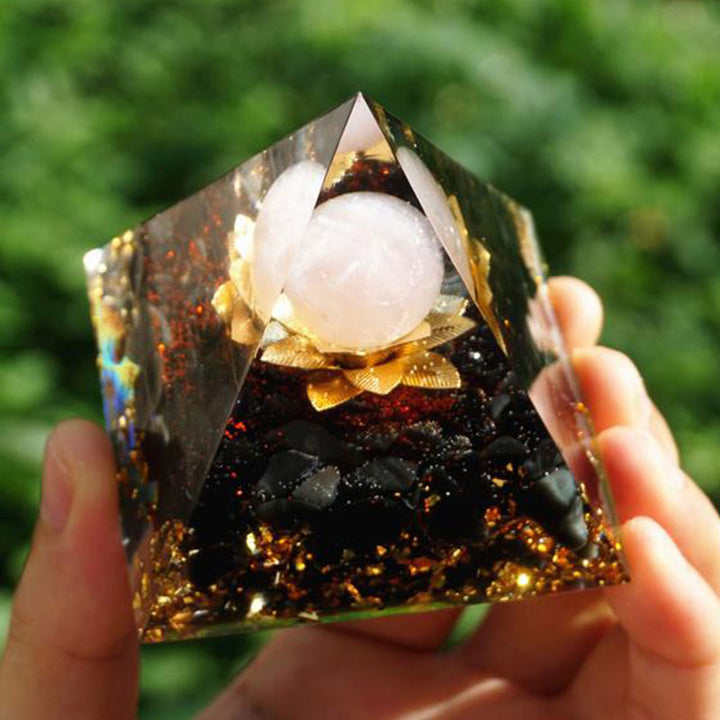 Pyramide orgone en quartz clair et obsidienne avec symbole de lotus Olivenorma