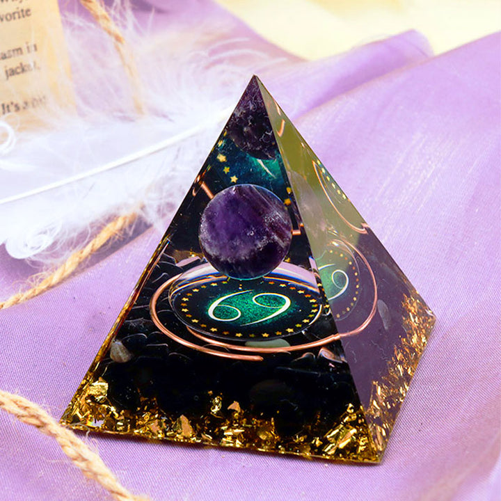 Sphère d'améthyste Olivenorma avec pyramide d'orgone du zodiaque Cancer en obsidienne