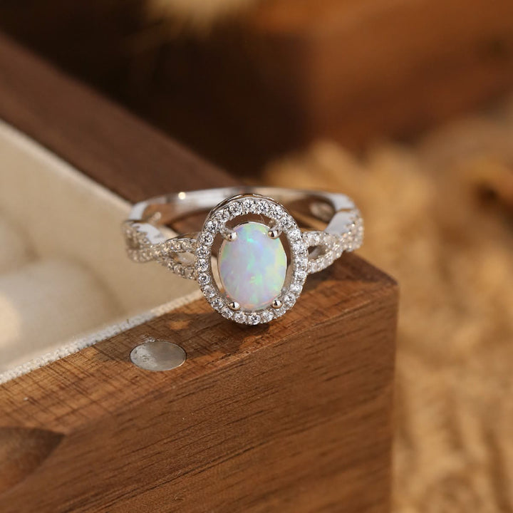 Bague tressée en zircon blanc et opale ovale Olivenorma