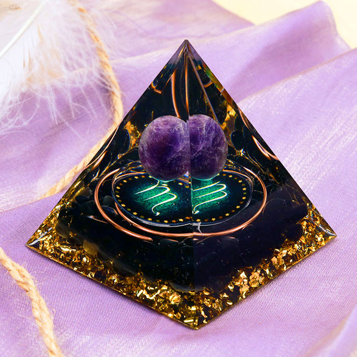 Sphère d'améthyste Olivenorma avec pyramide d'orgone du zodiaque Scorpion en obsidienne