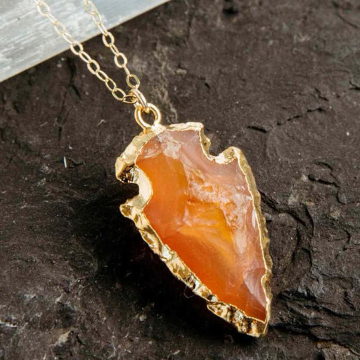 Collier en cristal en forme de feuille de cornaline avec bordure dorée