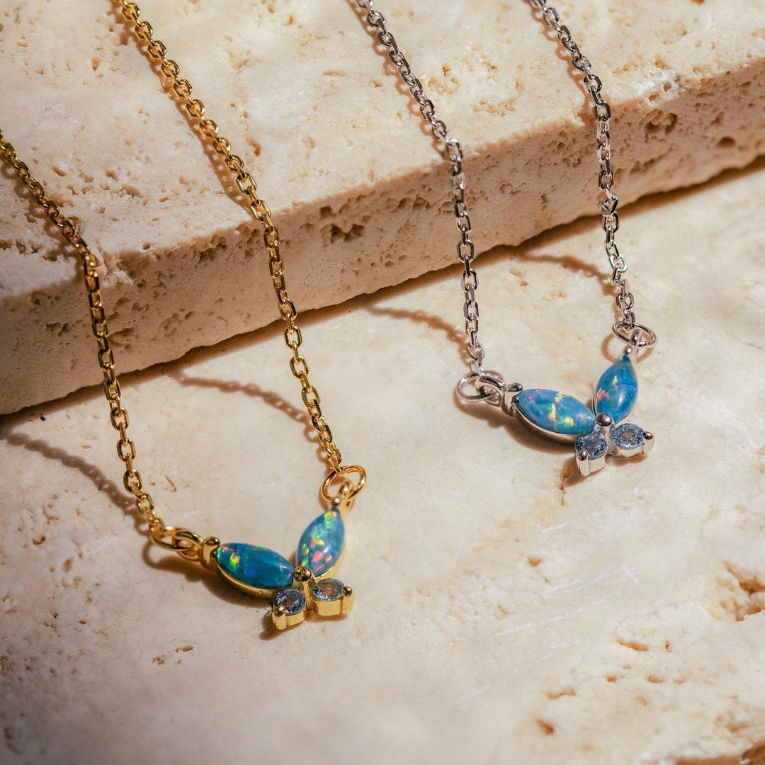 Collier pendentif papillon en acier titane avec opale bleu rose Olivenorma 
