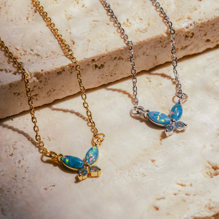 Collier pendentif papillon en acier titane avec opale bleu rose Olivenorma 