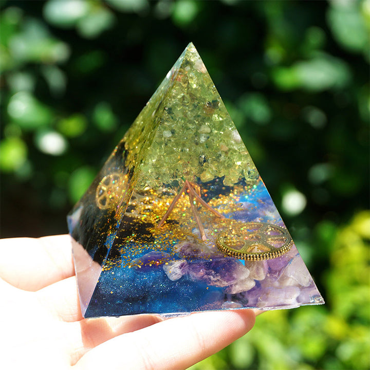Pyramide d'orgone en améthyste péridot Olivenorma avec tourmaline noire