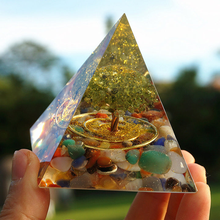 Pyramide d'orgone de l'arbre de vie en fluorite Olivenorma avec péridot