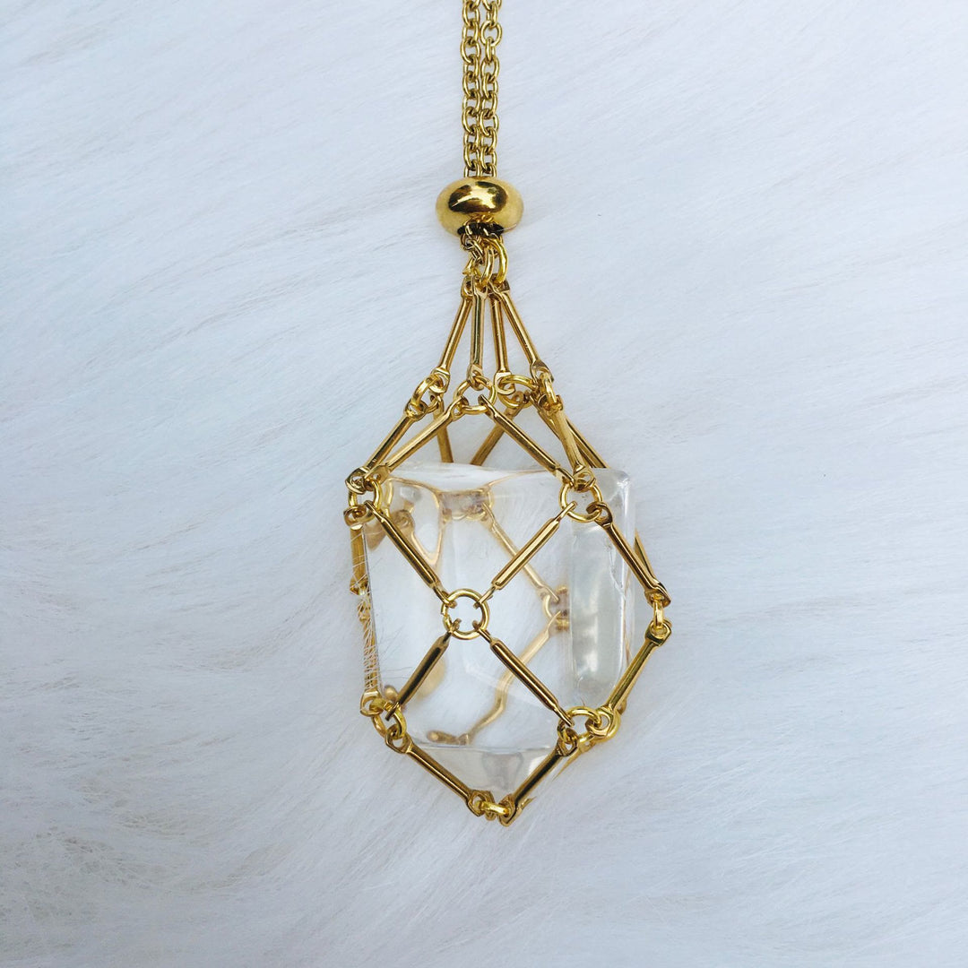 Collier avec pendentif en pierre brute et maille métallique en cristal Olivenorma 