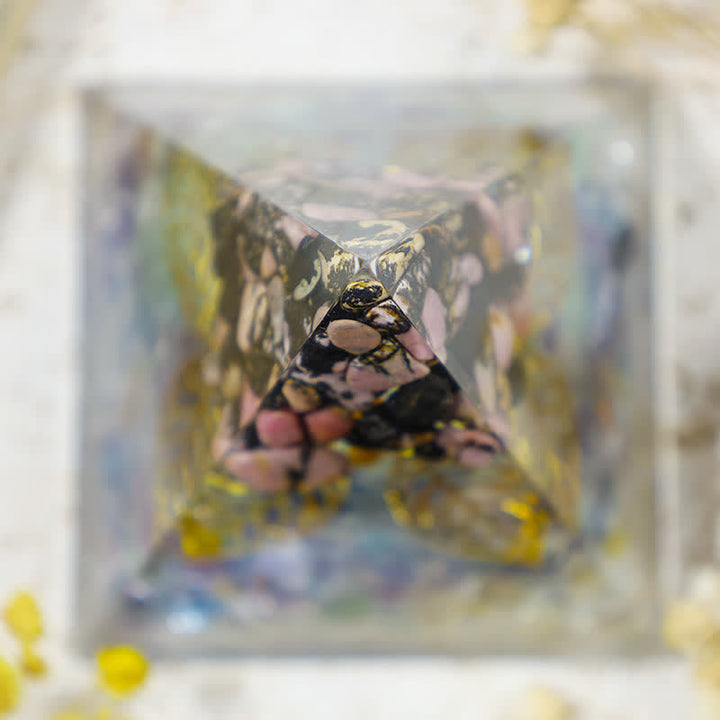 Pyramide d'orgone de croissance de rhodonite Olivenorma avec fluorite