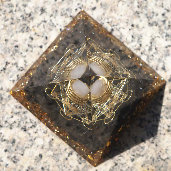 Pyramide d'orgone en quartz rose Olivenorma avec obsidienne 