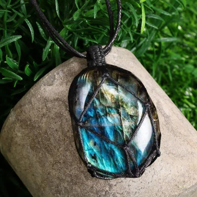 Collier en pierre de labradorite naturelle avec cœur de dragon enveloppé Olivenorma