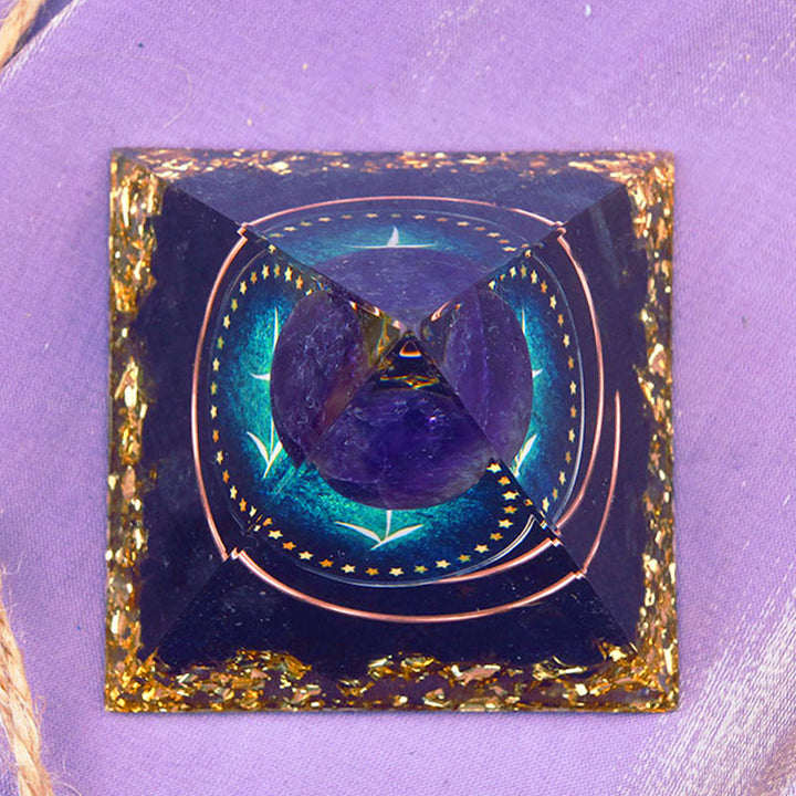 Sphère d'améthyste Olivenorma avec pyramide d'orgone du zodiaque Sagittaire en obsidienne