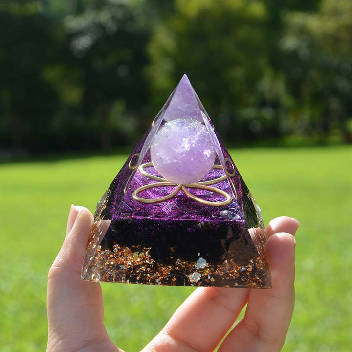 Sphère d'améthyste Olivenorma avec pyramide d'orgone en obsidienne 