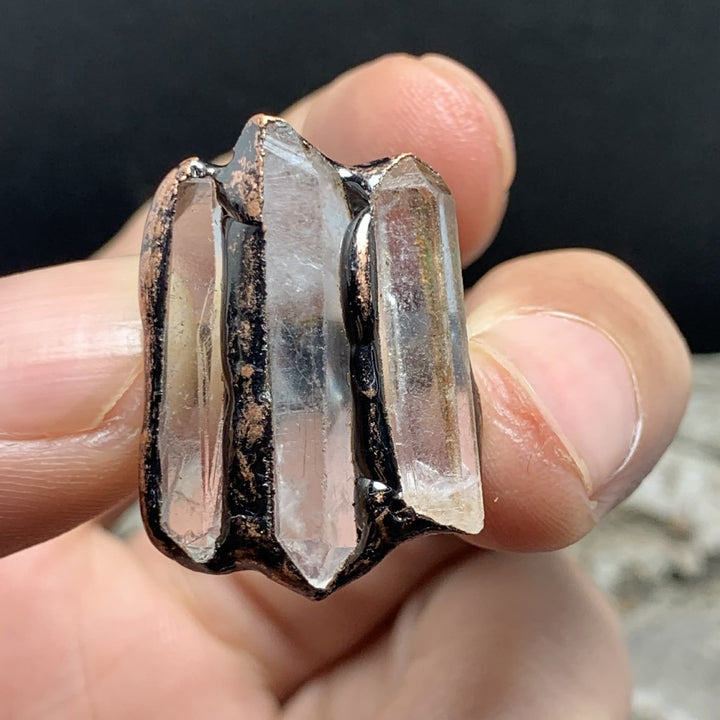Bague réglable à triple combinaison irrégulière en quartz clair naturel Olivenorma