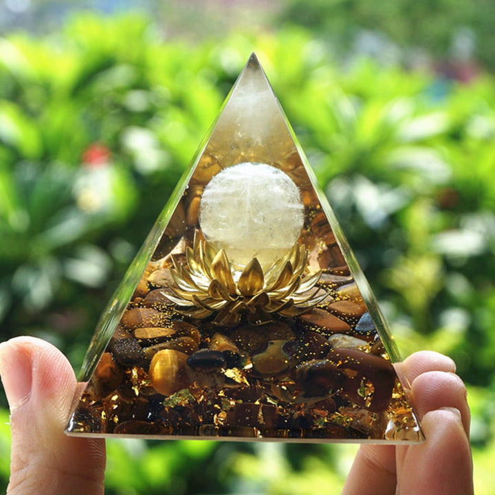 Pyramide orgone en cristal transparent avec symbole de lotus et œil de tigre Olivenorma