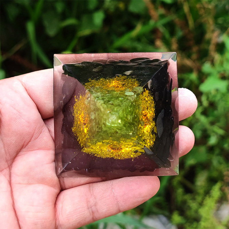 Pyramide d'orgone de l'arbre de vie en obsidienne Olivenorma avec péridot