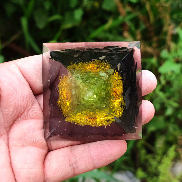 Pyramide d'orgone de l'arbre de vie en obsidienne Olivenorma avec péridot