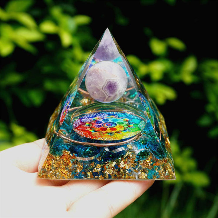 Sphère de cristal d'améthyste Olivenorma avec pyramide d'orgone en quartz bleu