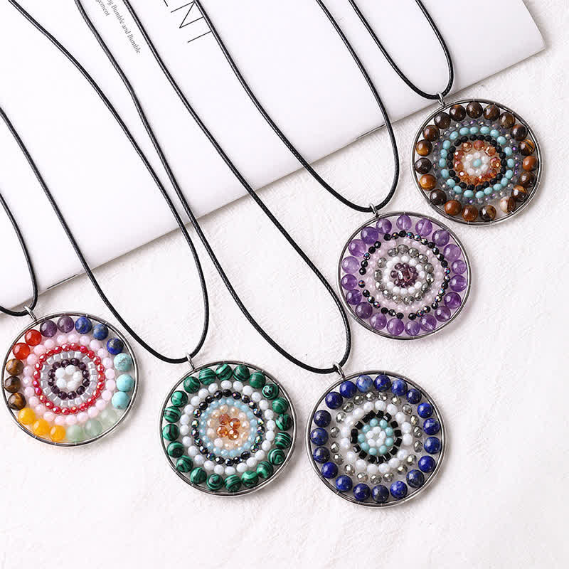 Collier avec pendentif rond en cristal et fleur de datura Olivenorma