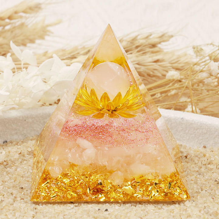 Pyramide orgone en cristal transparent symbole lotus Olivenorma