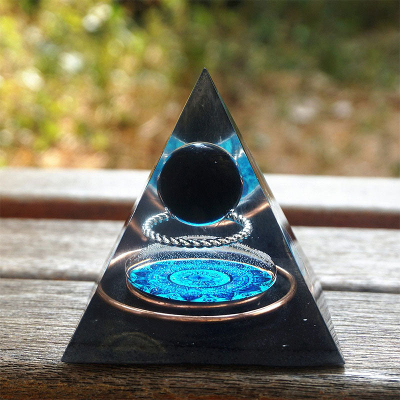 Sphère de cristal d'obsidienne Olivenorma avec pyramide d'orgone en cercle de cuivre